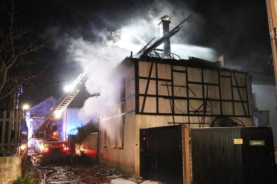 Das Feuer zerstörte das Dach des Hauses. Bewohnbar ist das Gebäude erst mal nicht mehr.