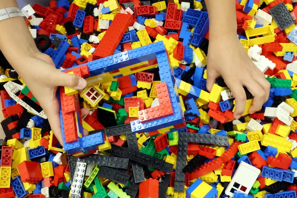 Die Kinder sollten sich mithilfe Legosteinen mit neuen Ideen rund um Hochhaus-Umbauten beschäftigen.