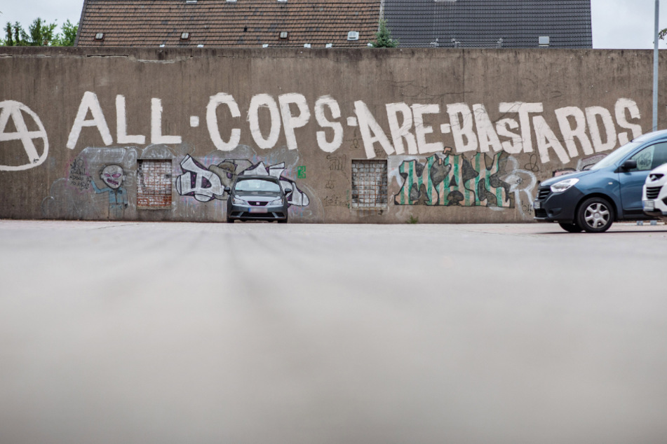 "All Cops are Bastards" gilt als beliebte Beleidigung in der Fußballfanszene gegen Polizisten. (Symbolbild)