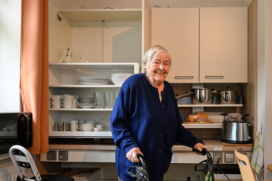 Christa Arnold (82) durfte die Wohnung austesten.