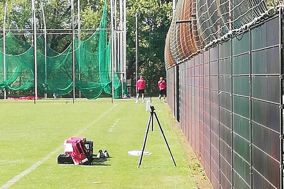 Kaum hat das Training begonnen, gehen die ersten zwei Spieler stiften. Da war offenbar ordentlich Druck drauf.