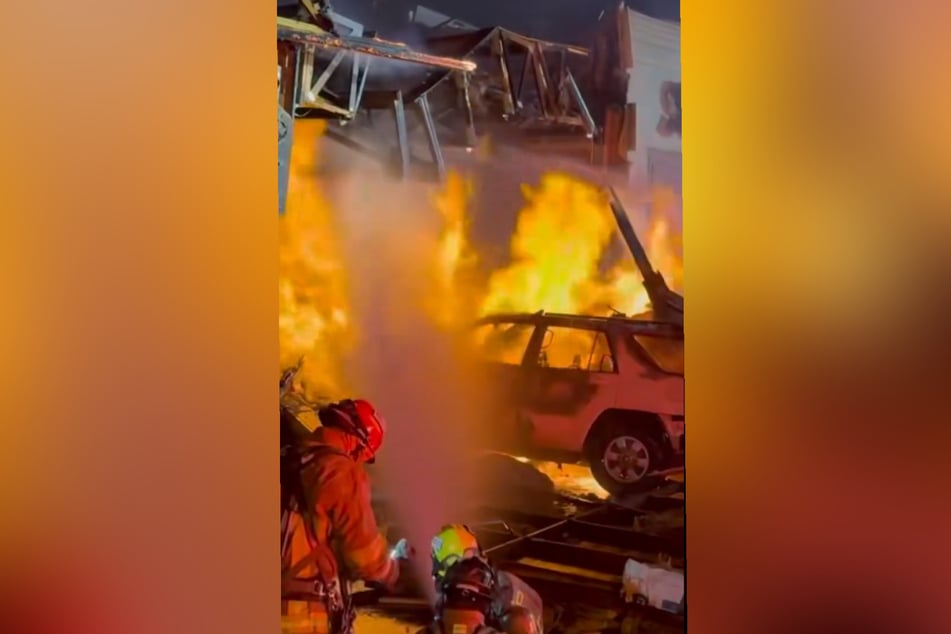 Als plötzlich alles in die Luft flog, waren die Einsatzkräfte der Feuerwehr noch am Löschen.