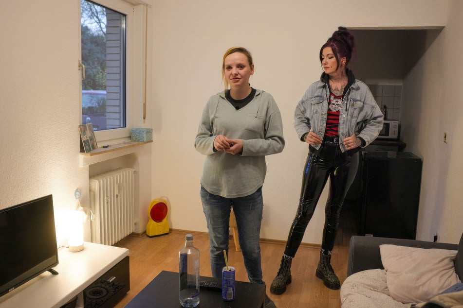 Heute hat Leonie mithilfe von Alena Hansen (r.) von der Wohnungslosenhilfe "Housing First" eine Wohnung gefunden.