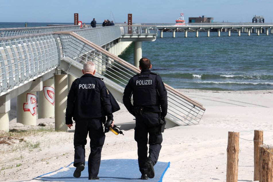 Polizisten suchten vergeblich nach dem Schwimmer.