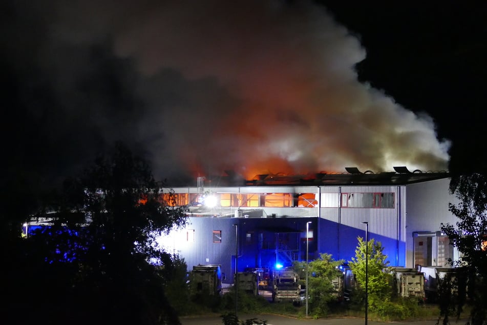 Auf dem Gelände der Rhein-Sieg-Abfallgesellschaft (RSAG) brennt seit Mitternacht eine Lagerhalle mit Sperrmüll.
