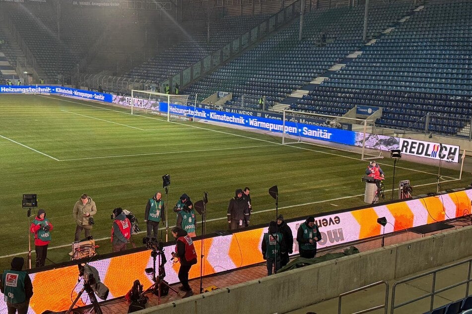 Das TV-Equipment wird aufgebaut.