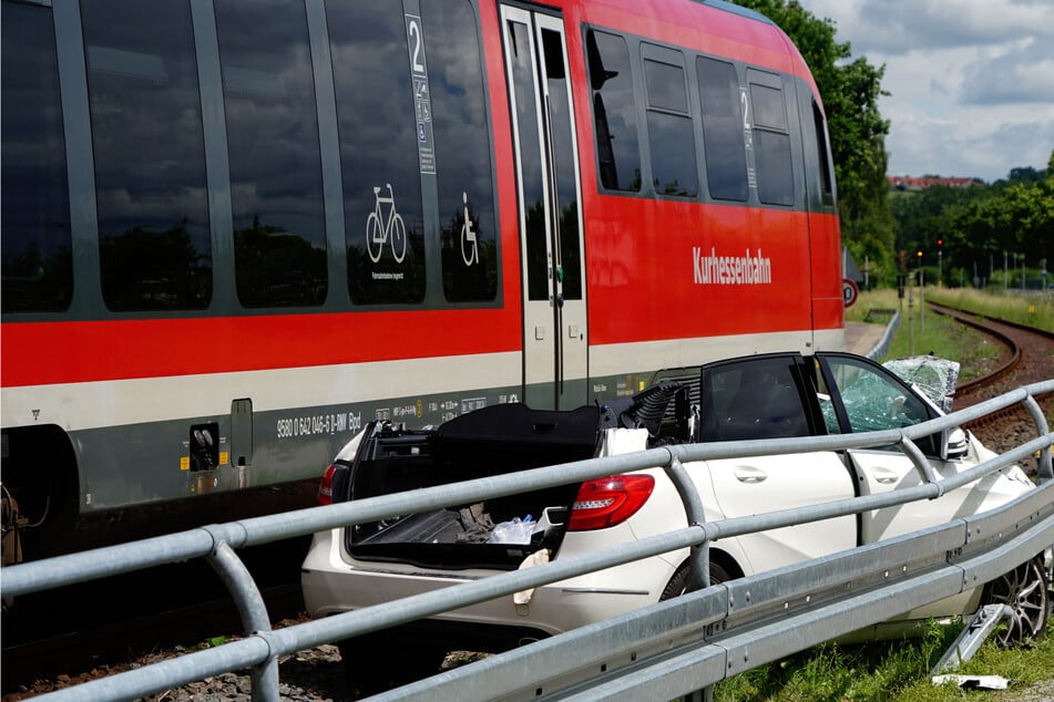 Der Lokführer hatte noch eine Schnellbremsung eingeleitet, der Zug erfasste den Mercedes trotzdem.