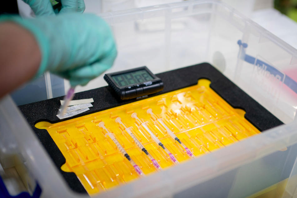 Spritzen mit dem Impfstoff des Herstellers Biontech/Pfizer gegen das Coronavirus liegen in einer Box.
