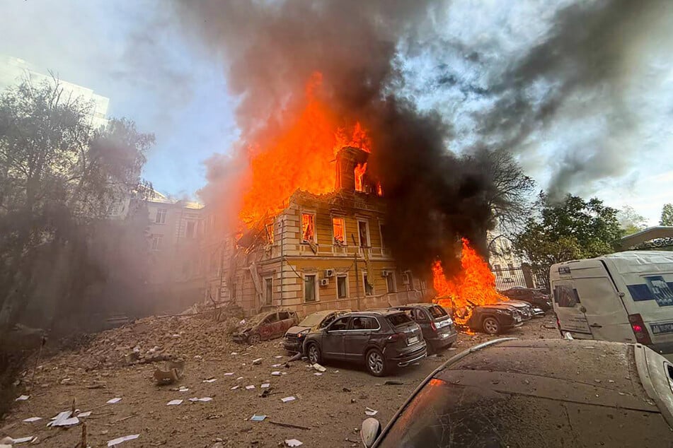 Ein Gebäude in Kiew steht infolge eines russischen Angriffs in Flammen.
