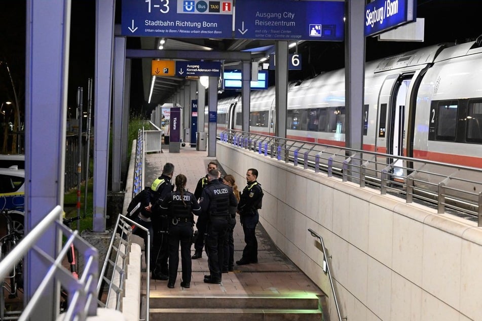Laut Bundespolizei hatte der Festgenommene in dem ICE mit einem Anschlag gedroht. Mehrere Menschen wurden leicht verletzt.