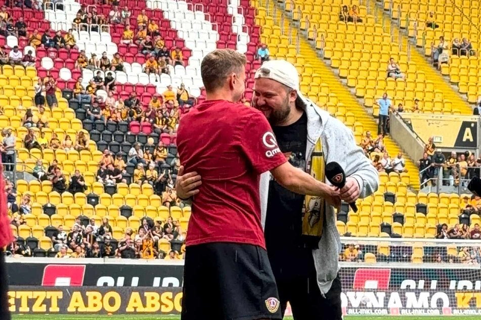 Capo Poldi hat Niklas Hauptmann eine besondere Kapitänsbinde geschenkt.