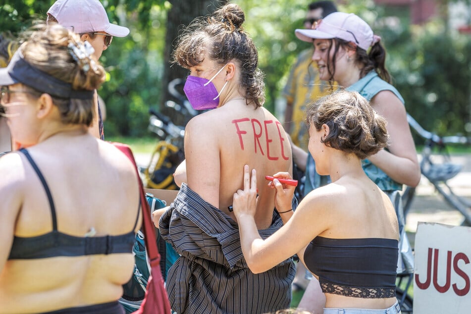 Vor dem Start wurden noch einige Teilnehmerinnen und Teilnehmer des Nackt-Radelns mit Botschaften verziert.
