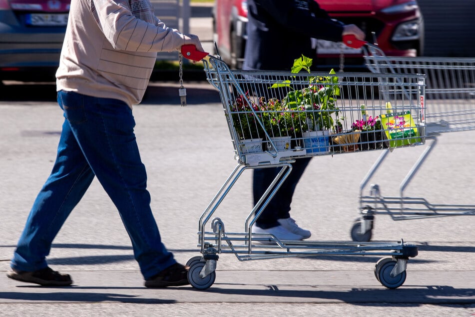 Ein 44-Jähriger nutzte einen Einkaufswagen als Waffe gegen die Polizei. (Symbolbild)