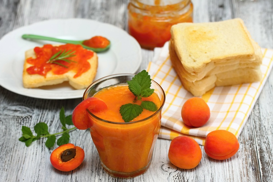 Apricot jam can be used in a variety of ways, even in smoothies.