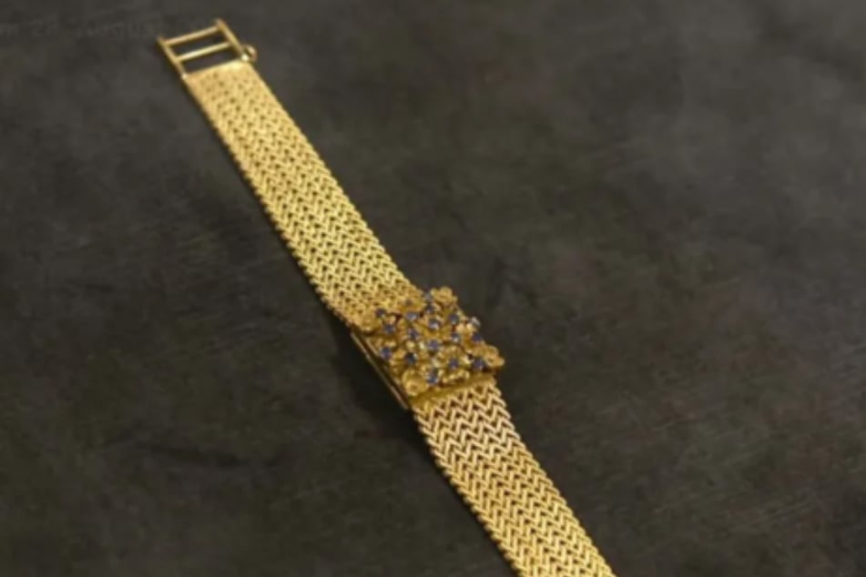 Die goldene Armbanduhr stammt aus Italien und wurde um das Jahr 1960 herum hergestellt.