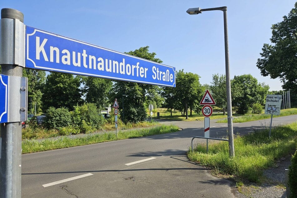 Zuvor hatte das Trio versucht, einen Zigarettenautomaten an der Ecke Knautnaundorfer Straße und Morungenstraße aufzubrechen. Das blieb jedoch nicht unbemerkt.