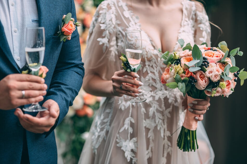 Die Braut selbst ist über die Hochzeitscrasher glücklicherweise nicht wütend.