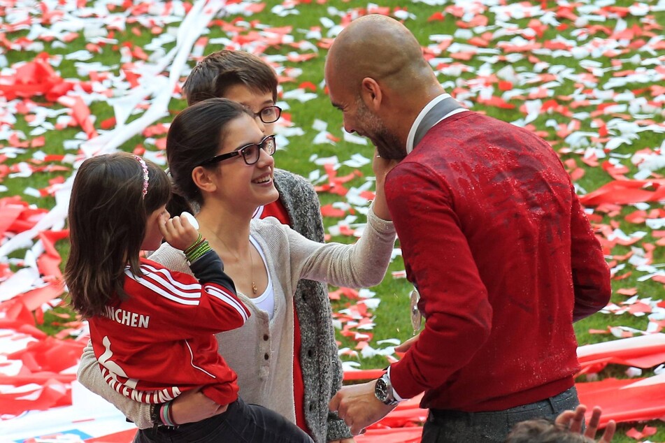 Maria Guardiola (22, M.) 2014 bei der Meisterfeier der FC Bayern mit ihren Geschwistern und Papa Pep (52).