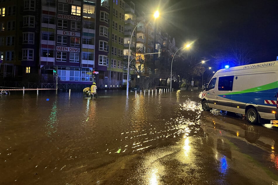 Die Wassermassen drangen schnell an die Oberfläche und überfluteten die Straße.