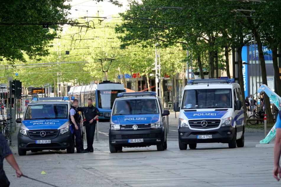 Am Marktausgang wachen Polizisten.