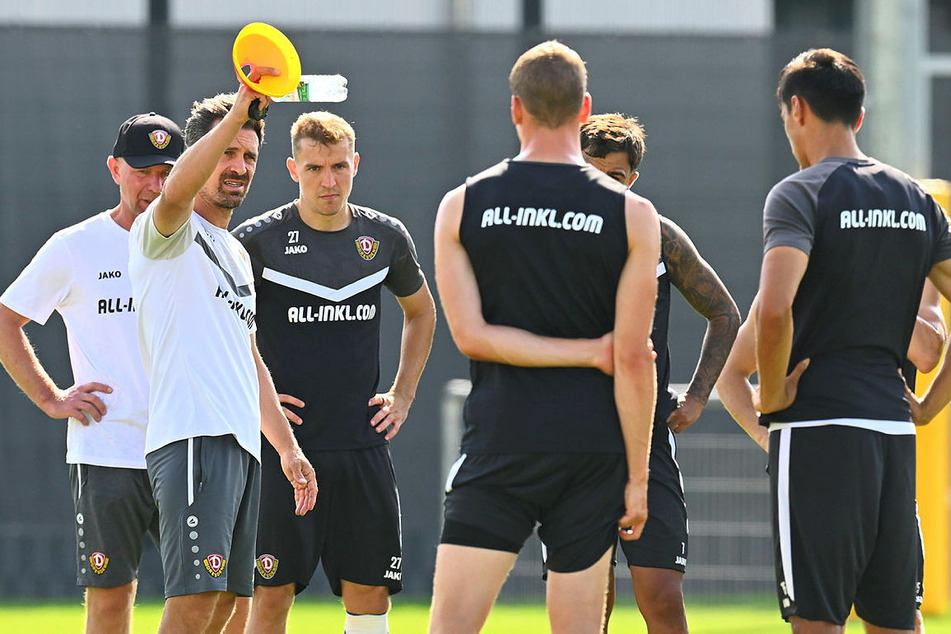 Aufgepasst, Jungs! Thomas Stamm (41, l.) scheint seine Spieler vor dem VfB Stuttgart zu warnen.