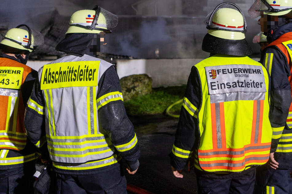 Rund 80 Feuerwehr-Kräfte rückten am späten Montagabend aus, um den Brand einer Scheune in Brachttal-Spielberg zu bekämpfen.