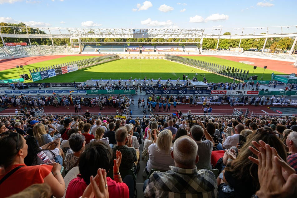 Damit die Zuschauer den besten Blick haben, steht der Schießstand im Heinz-Steyer-Stadion bereits schön mittig. Die Arbeiten sind abgeschlossen.