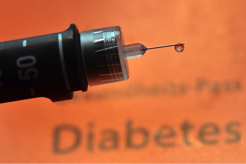 Ein Tropfen Insulin hängt an der Nadel einer wiederverwendbaren Spritze, einem sogenannten Pen, für Diabetiker. 2020 sind während der Corona-Pandemie mehr Eltern als üblich verspätet mit ihren Kindern zum Arzt gegangen, wodurch mehr Stoffwechselentgleisungen registriert worden sind. (Symbolfoto)