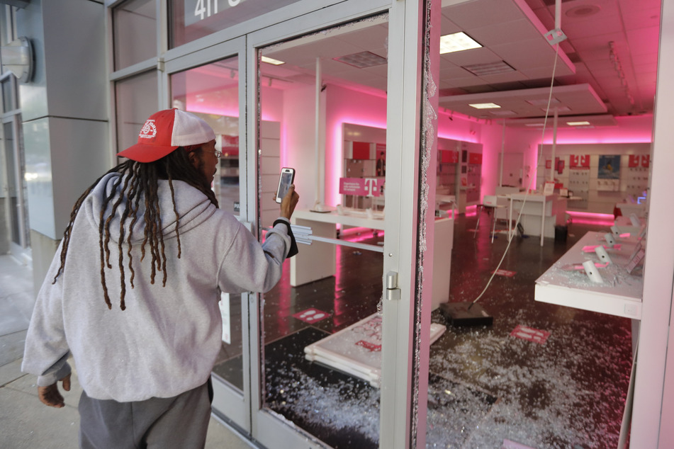Ein Mann fotografiert den Schaden in einer Filiale von dem Mobilfunkanbieter T-Mobile nach einem Protest in Louisville. Der Auslöser für die Proteste war der Tod des Afroamerikaners George Floyd infolge eines brutalen Polizeieinsatzes in Minneapolis gewesen.