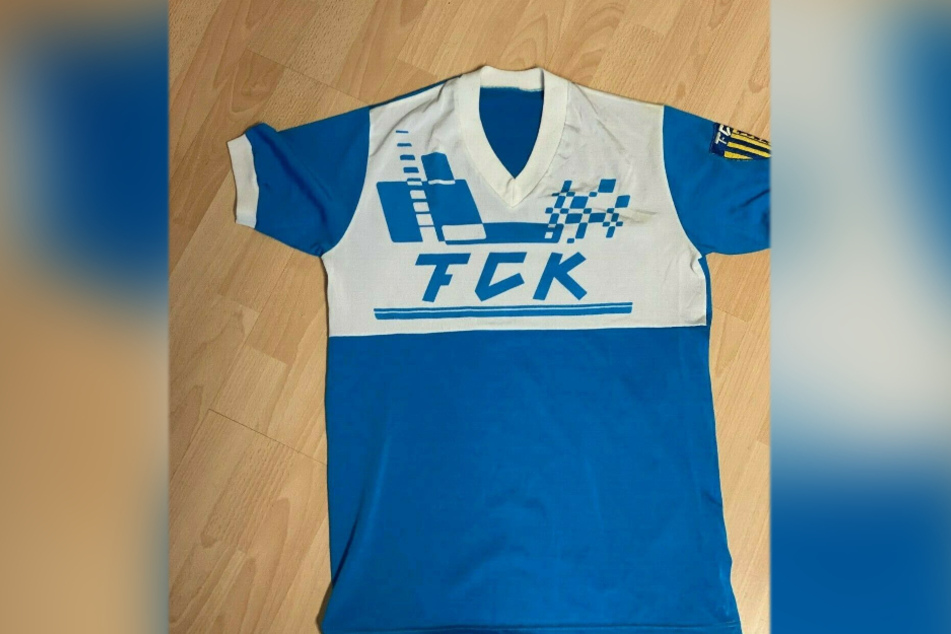 Dieses Trikot von Sven Köhler wird versteigert.