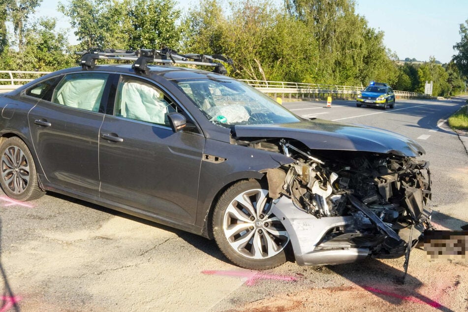 Heftige Spuren des Aufpralls sind an der Front des silberfarbenen Renault zu erkennen.