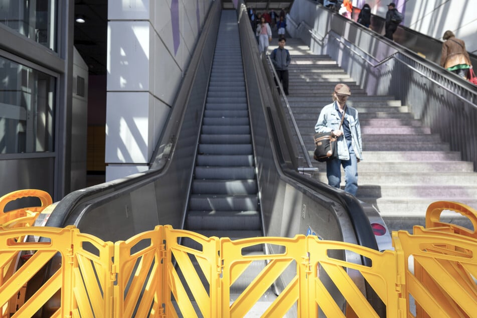 Im Bahnhof Südkreuz müssen Reisende und Pendler weiterhin oft auf Treppen ausweichen.