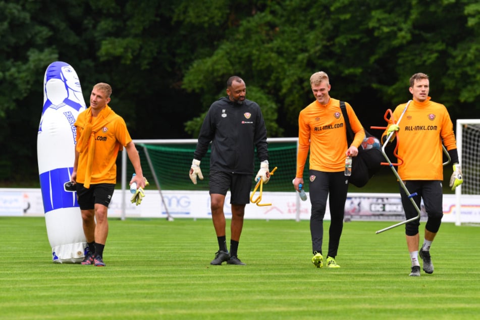 Erik Herrmann (18, 2.v.r.) war vor zwei Jahren als 16-Jähriger schon mit im Sommercamp - hier mit Kevin Broll (27, l.), Torwarttrainer David Yelldell (41, 2.v.l.) und Anton Mytryushkin (27).