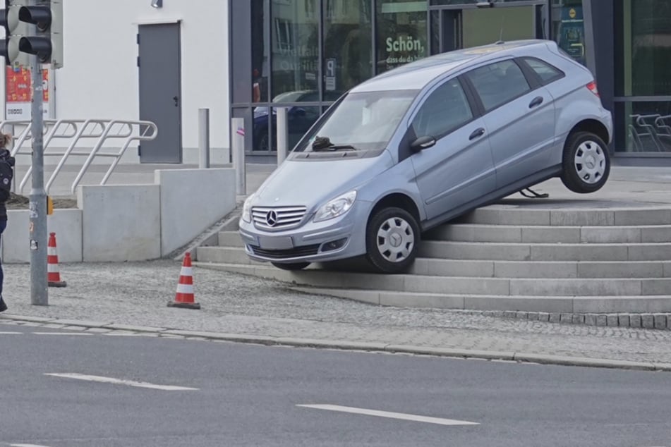 Was macht der denn da? Mercedes steckt auf Treppe fest