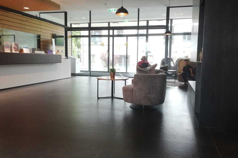 In der Hotellobby tummeln sich auch kleine und große Fans.