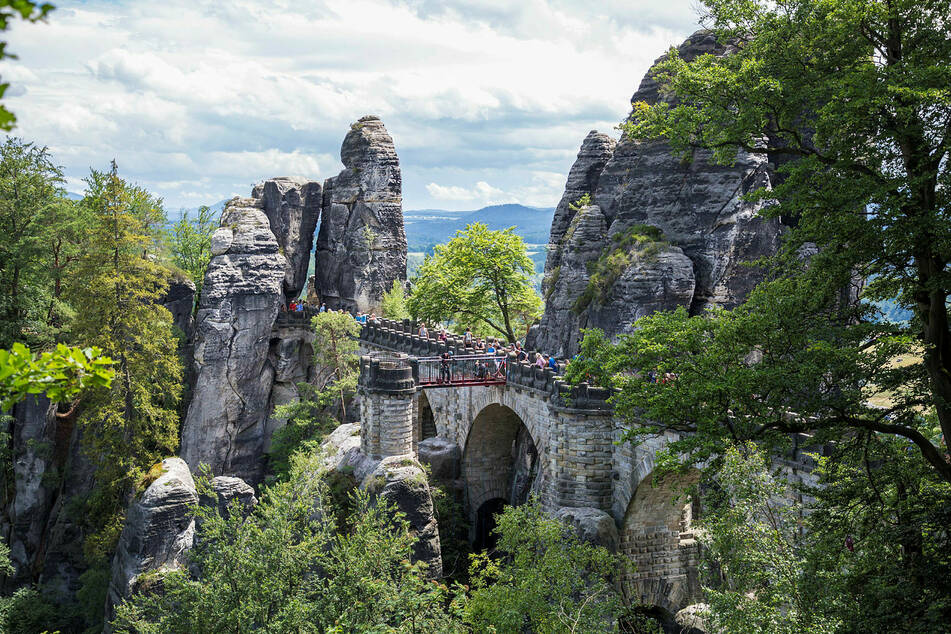 Auch typisch Sachsen: Das Elbsandsteingebirge, hier bei Rathen.