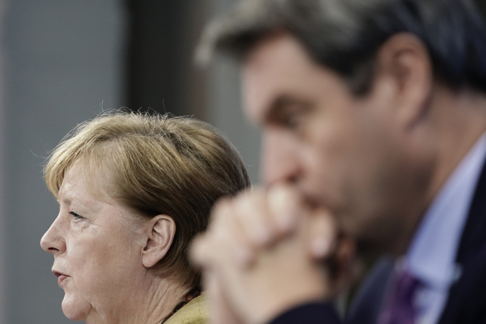 Bundeskanzlerin Angela Merkel (66, CDU, l) nimmt neben Markus Söder (53, CSU), Ministerpräsident von Bayern und CSU-Vorsitzender, an der Pressekonferenz nach den Beratungen von Bund und Ländern über weitere Corona-Maßnahmen teil.