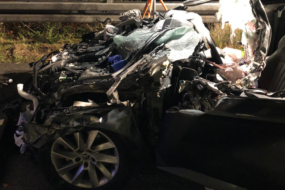 Die komplett zerstörte Front des verunglückten Skoda. Nahezu ungebremst krachten die jungen Männer in das Heck des Lkw.