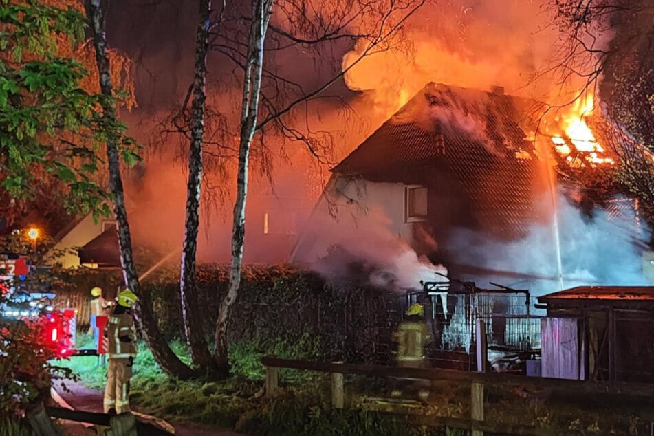 Berlin: Großeinsatz: Einfamilienhaus in Neukölln stand lichterloh in Flammen