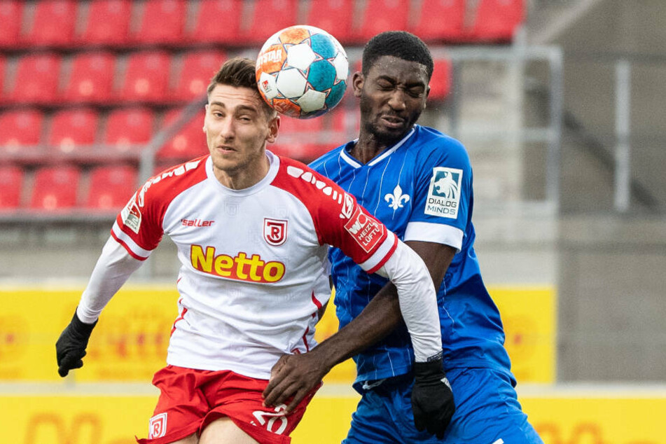 Darmstadt Patric Pfeiffer im Zweikamp mit Charalampos Makridis von Jahn Regensburg am 18. Spieltag der vergangenen Saison: Die Lilien konnten 2:0 im Jahnstadion gewinnen.