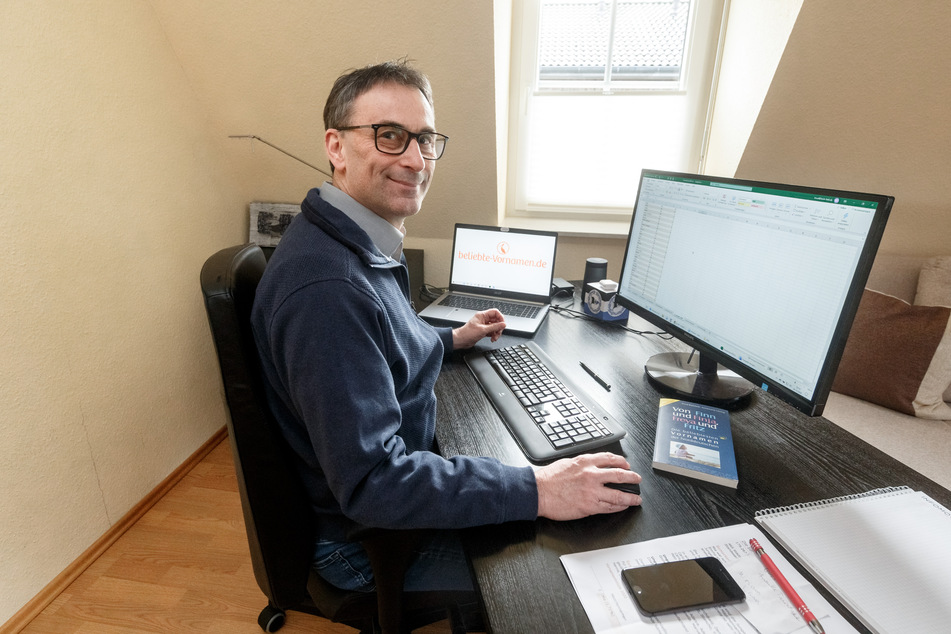 Der Ahrensburger Vornamen-Experten Knud Bielefeld (54) sitzt im Home-Office am Schreibtisch. 2021 haben es zwei Vornamen an die Spitze des Namen-Rankings von Vornamen-Experten K. Bielefeld geschafft, die dort zuvor noch nicht standen.
