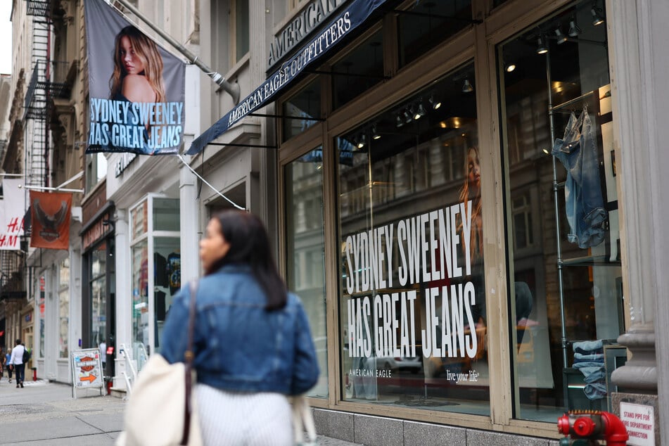 Der Slogan "Sydney Sweeney has great genes/jeans" wird mit rassistischen Ideologien in Verbindung gebracht.