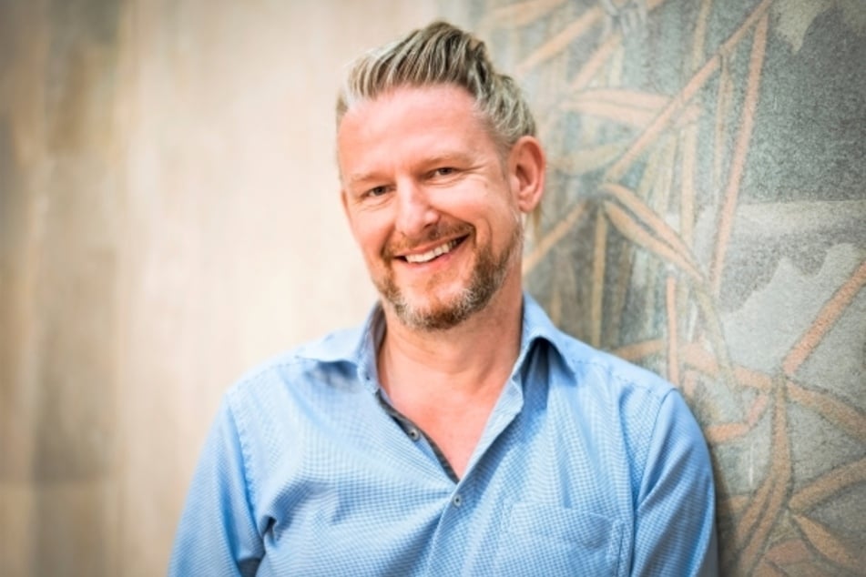 René Lüttge (56) ist seit 25 Jahren der Inhaber des Friseurladens "Blond".