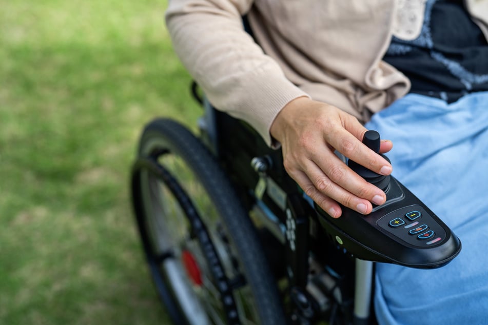 Der Autofahrer hatte die Seniorin in ihrem Krankenfahrstuhl offenbar übersehen und war mit der 90-Jährigen zusammengestoßen. (Symbolbild)