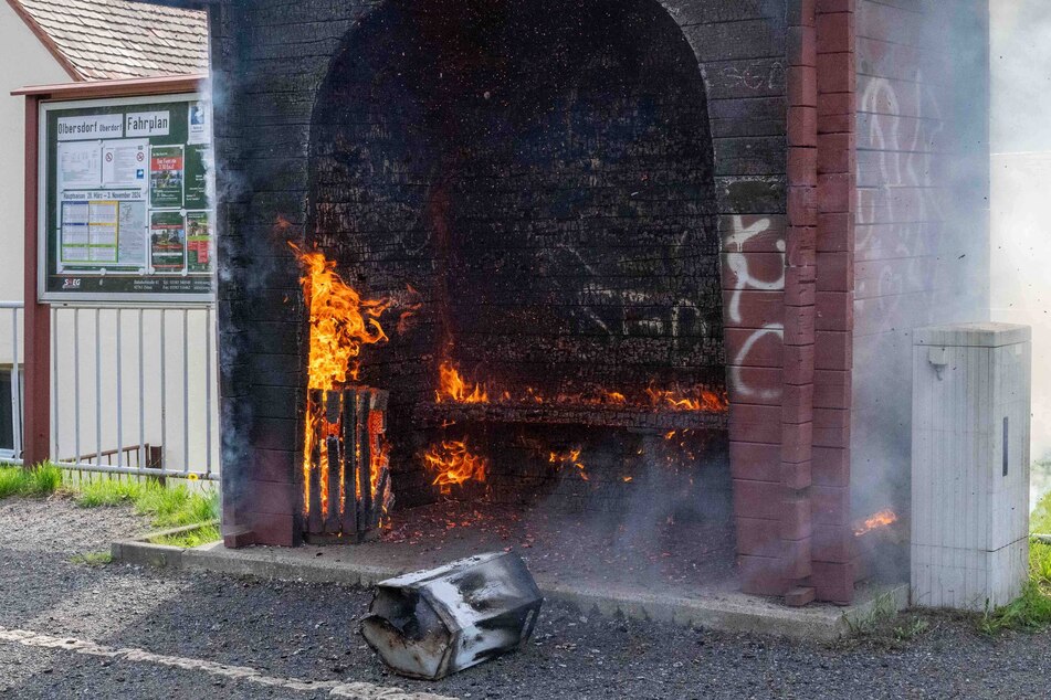 Ein Wartehäuschen wurde beim Feuer völlig zerstört.