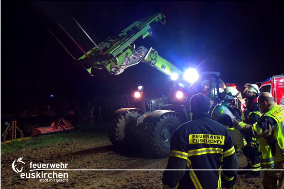 Per Radlader konnten die Einsatzkräfte das Pferd aus dem Brunnen hieven.