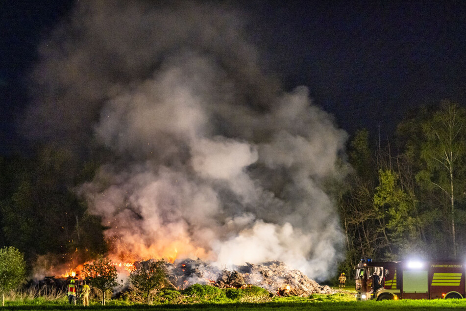 34 Kameraden waren im Einsatz, um den großen Holzhaufen abzulöschen.