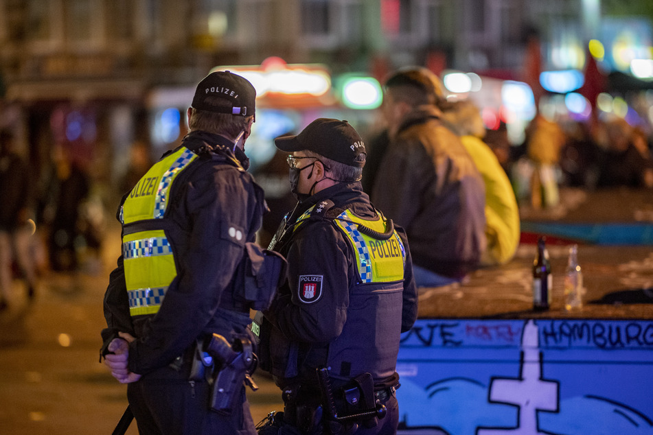 Polizisten kontrollieren die Einheilung der Corona-Maßnahmen auf der Reeperbahn.