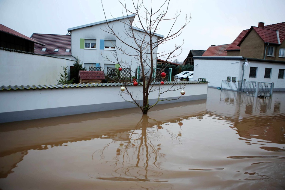 Besonders schlimm ist die Lage in der überfluteten Ortschaft Windehausen. Der Ort im Kreis Nordhausen wurde komplett evakuiert. Die Hochwasserlage bleibt in Nordthüringen weiter angespannt.
