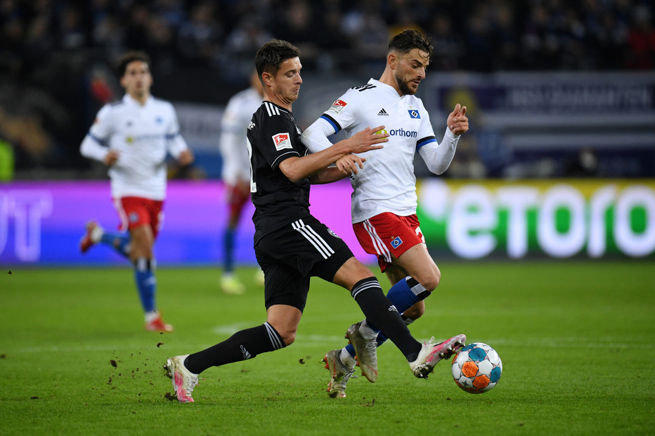 HSV-Kapitän Tim Leibold (r.) und Düsseldorfs Kristoffer Peterson kämpfen um den Ball. Beide Mannschaften lieferten sich eine extrem intensive Partie.